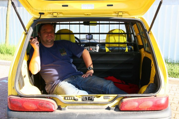 Boldog Seicento-tulajdonos hűsöl az árnyékban