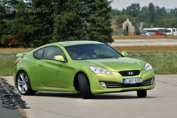 Genesis Coupé – Gumifüstös mellbedobás 62 A Genesis nem az a sportautó, amiben átüt a koponyatetőn az adrenalin, de az önzáró differenciállal és a V6-os motorral nagyon élvezetes