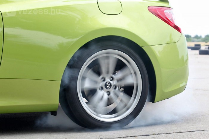 Amerikának kell a burn out: a kupé nem veszi el a gázt, ha közben állunk a féken