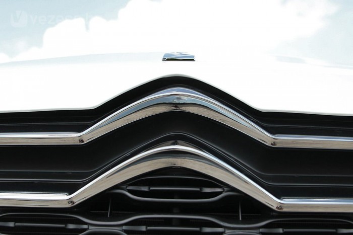 200 lóerős benzinmotor morog s hullámok mögött