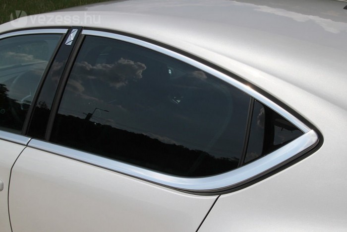 Igen, itt a kilincs és az a kis csücsök is nyílik az ajtóval