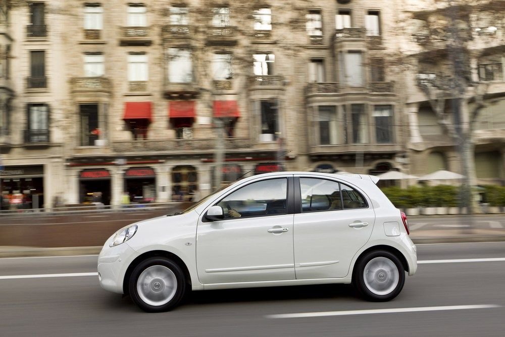 A feltöltős Micra városban, alacsony fordulaton nem tűnik hű de erősebbnek a 80 lóerős alapmodellnél, de autópályán sokkal többet tud