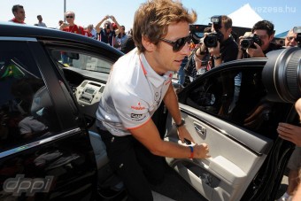 F1: Baj lehet Button térdsérüléséből?