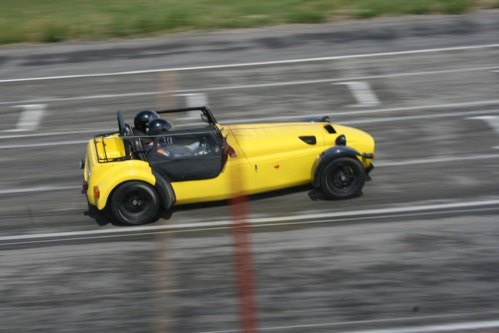 Westfield Kit-car, kétliteres 170 lóerős Opel motorral, slick gumikon.