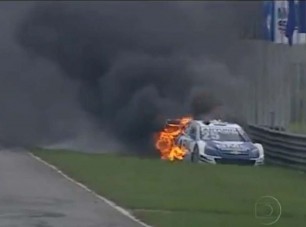 Kiugrott a pokoli lánggal égő versenyautóból