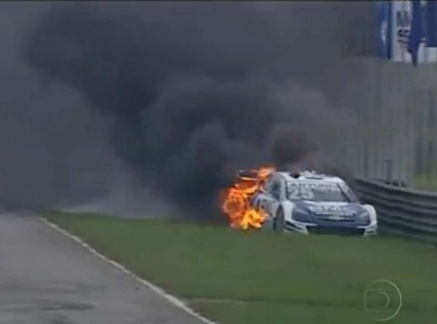 Kiugrott a pokoli lánggal égő versenyautóból