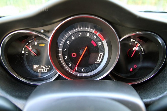 Gyújtás után kivilágosodik a számlap és a mutató