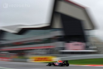 F1: Webber az élen az esőben