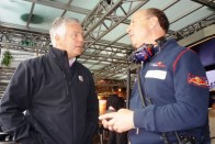 Derek Warwick a régi, szép időkről diskurál a Red Bull sajtófőnökével