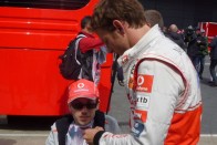 Jenson Button itt megáll egy autogramra - különben szétszedné a sajtó