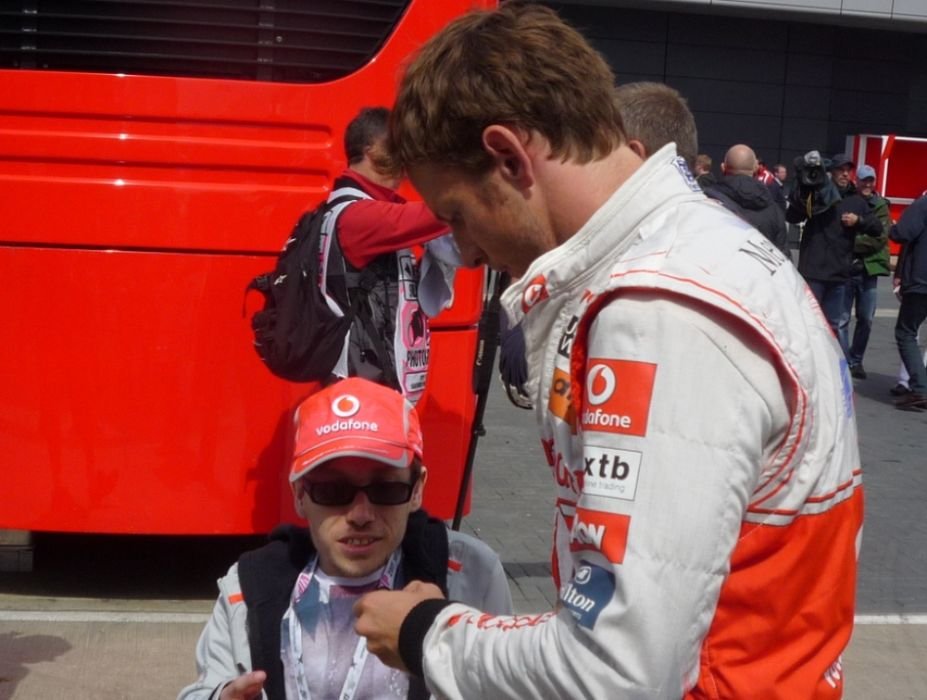 Jenson Button itt megáll egy autogramra - különben szétszedné a sajtó