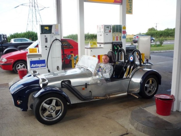 Mindennapos látvány: egy kisszériás Caterham a benzinkúton