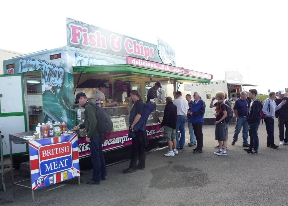 Fish & chips, minden mennyiségben. Az angol mustár finom, de a majonéz lehetne kicsit édesebb