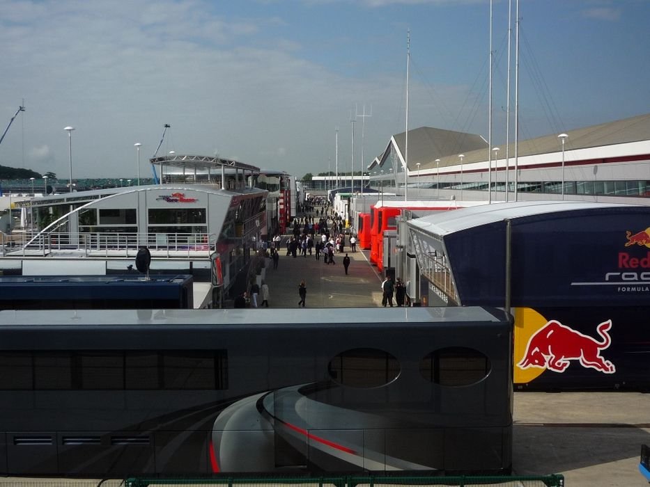 Így néz ki a paddock Silverstone-ban. A McLaren panaszkodott, hogy a garázsuk távol került a rajongóktól