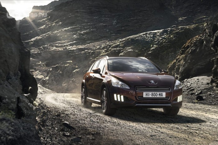Hibrid terepes kombi a Peugeot-tól 5