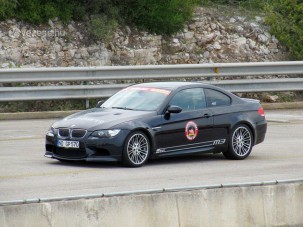 330-cal hasít  a Hármas BMW