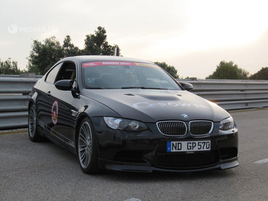 330-cal hasít  a Hármas BMW 8