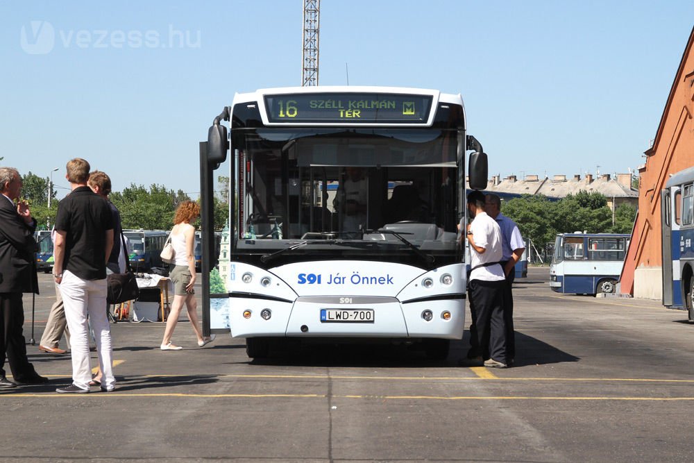 Semmi extra, ugyanúgy szögletes, mint a többi busz