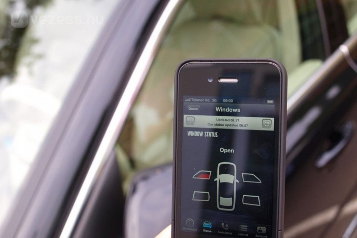 A telefon szerint nyitva a vezető ablaka. Igazából nem is