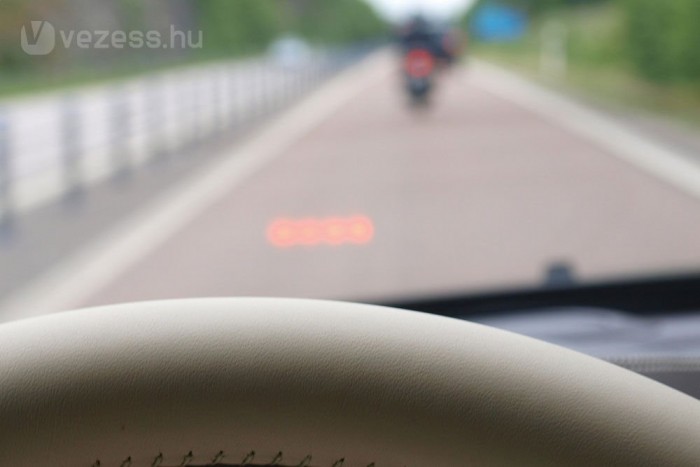 A piros fények jelzik, hogy túl közelről követjük az előttünk haladót