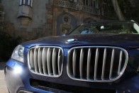 A BMW fogta az összes jó tulajdonságot, amelyet csak ismert, és összegyúrta egyetlen autóba: így született az X3 35i. De vajon lehet-e szeretni egy terepjárónak álcázott sportautót? Már hogy a fenébe ne lehetne!