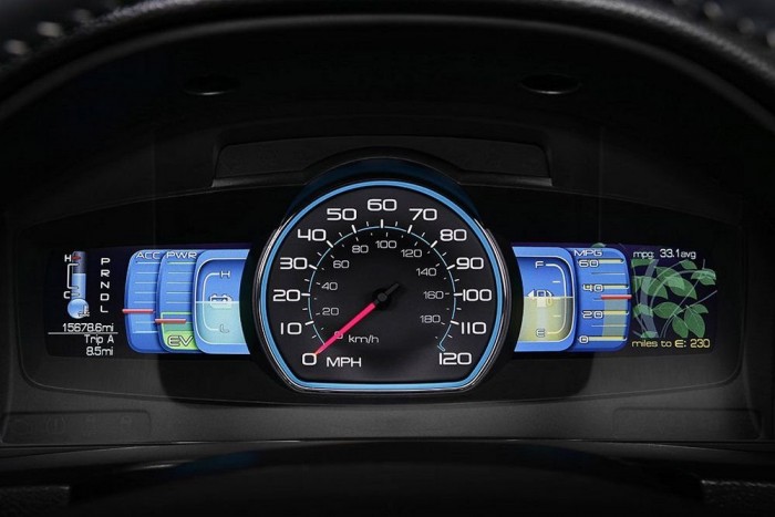 A Fusion műszerfala nem egy hagyományos autóé, sokkal összetettebb, mint az Escape hibridé