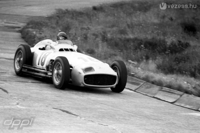Rosberg Fangio Mercedesével a Nürburgringen 3 | Vezess A Nagy Manuel 1954-ben nyert a Nürburgringen a W196-ossal