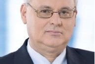 Dr. Aradszki András (Fidesz-KDNP) országgyűlési képviselő szerint az E85 túlzott támogatottságát jelzi, hogy ára mindig a benzin árához igazodott, azaz az E-85-ben meghatározó alkohol árától függetlenül drágult, annak ellenére, hogy 2006-tól kezdődően a bioetanol piaci ára csak mintegy 5 %-kal növekedett. Az E-85 gyártói így a jövedékiadó-mentesség tudatában nem ritkán extra-profitra tettek szert.
Az E-85 árrése 50-60 Ft/liter között mozog, míg más üzemanyagoknál az árrés 5-6 Ft/liter