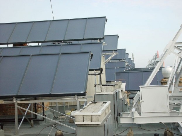 Óbudán napkollektorok is kerültek a tetőre, csak így lesz hatékony a megtakarítás