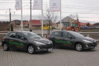 Körülbelül 400 gyárilag E85-üzemű jármű fut útjainkon. A benzinnel és bioetanollal tetszőleges arányban tankolható FFV-jármű (Flexi Fuel Vehicle) lenne a legjobb megoldás, de legtöbben fele-fele arányban keverik