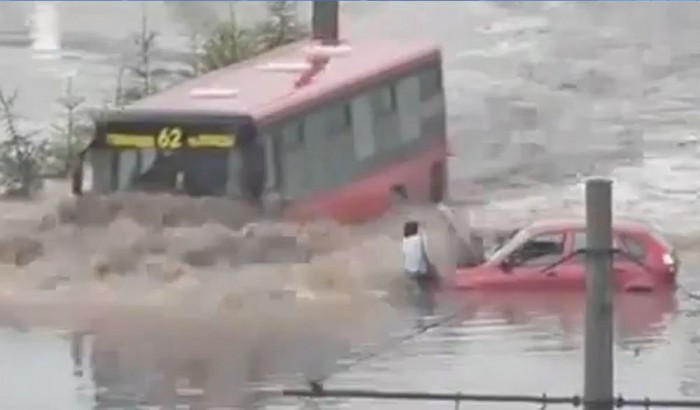 A buszsofőrök Mózese fittyet hány az áradásra