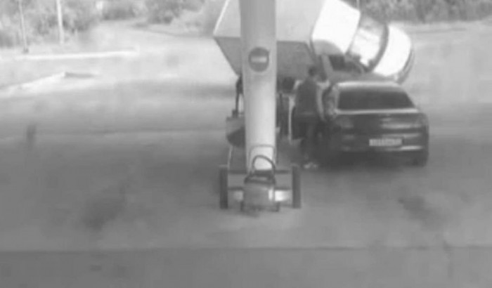 Elképesztő baleset egy benzinkúton