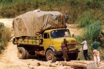 Büntetés a gyerekkel kuplungozó sofőrnek