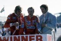 Hunt és Lauda Jody Scheckterrel, az 1976-os Brit Nagydíj dobogóján