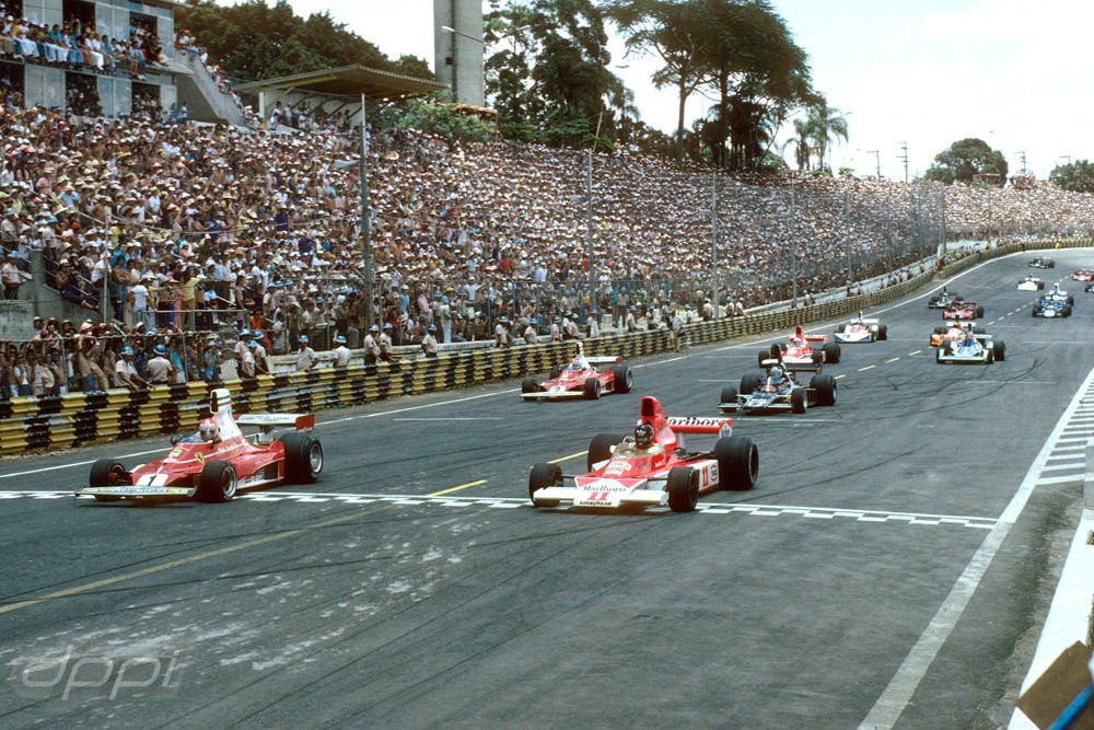 Lauda (Ferrari, balra) és Hunt (McLaren) csatája az egész szezont végigkísérte