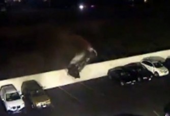 Rémisztő bukfenccel parkolt le a Porsche