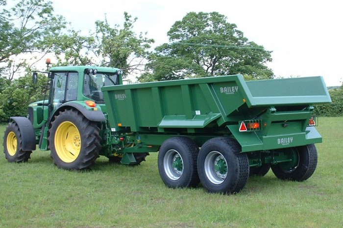 Életveszélyesen megsérült egy traktorozó kislány