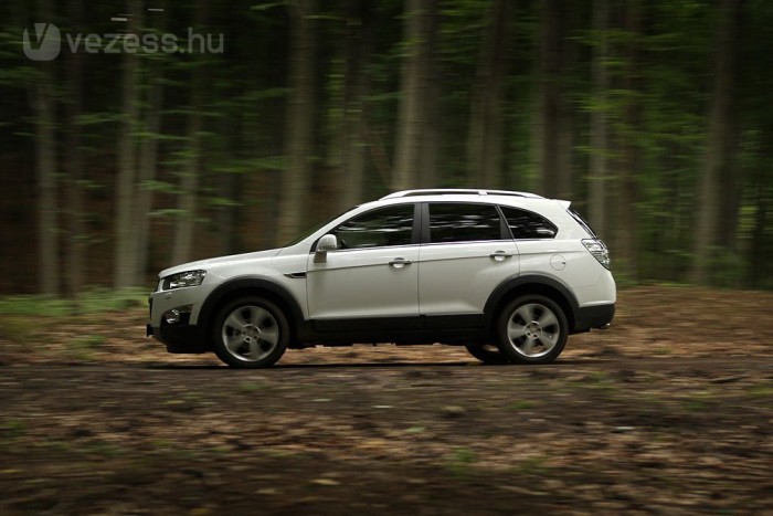 Teszt: Chevrolet Captiva 2,2 12 | Vezess Nemrég nagyot frissült a Chevrolet szabadidő-autója a Captiva. A külső változások mellett a belső sem maradt érintetlen és a motorháztető alatt is történtek változások. Mi most az egyik új, 2,2 literesre hizlalt, 184 lóerős dízelmotort próbáltuk