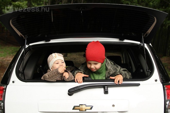 Teszt: Chevrolet Captiva 2,2 11 | Vezess Gyermekmegőrzőnek is kiváló a csomagtartó