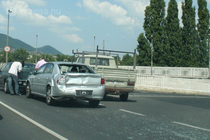 Kötelező biztosítás – Nem csak az ár számít 10 | Vezess 14 biztosító többtucatnyi kedvezménnyel csábítja az autósokat. Létezik engedmény éves díjfizetésre, online ügyintézésért, e-mail cím és mobilszám megadásáért is