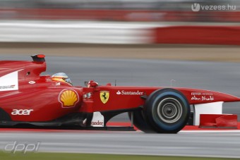 F1: Alonso a két Red Bull előtt