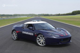 Brit sportkocsi olasz rendőröknek
