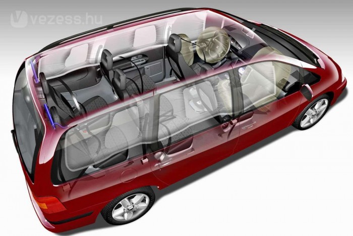5+2 kivehető ülés volt az első generációban