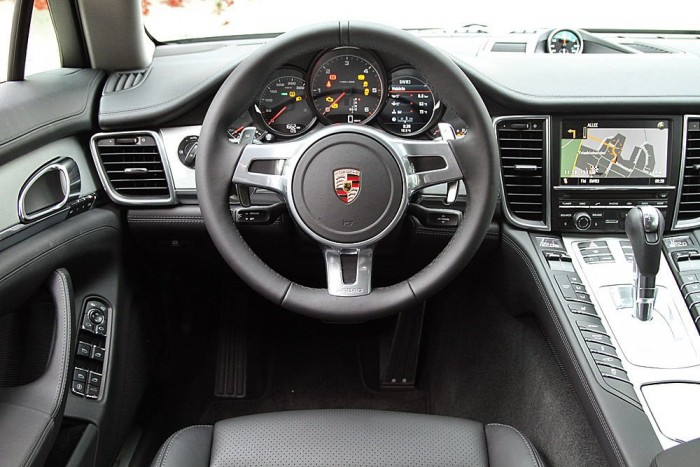 A nyolcfokozatú automatikus váltót a kormány mögötti fülekkel is lehet kapcsolni