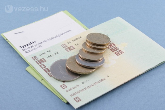 Buktatók a kötelező biztosítással 2 Kötelező biztosítót csak az válthat, akinek nincs díjhátraléka, mert a biztosítónak jár a teljes évi összeg. A szabályos szerződést szabályos, írásbeli felmondásnak kell megelőznie. Nem elég beszüntetni a díjfizetést