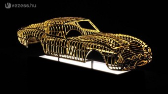 Ferrari-szobor aranyból