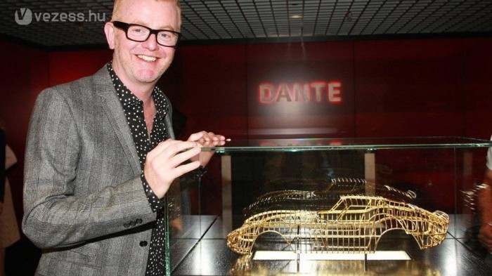 Ferrari-szobor aranyból 5