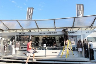 Van itt minden, mint a búcsúban