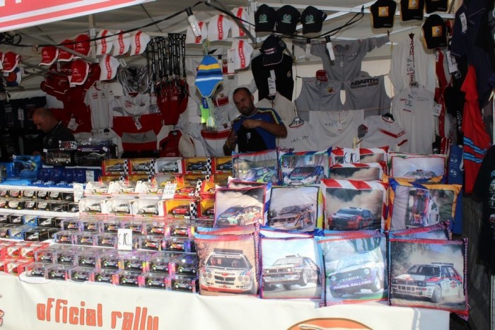 Van itt minden, mint a búcsúban 11