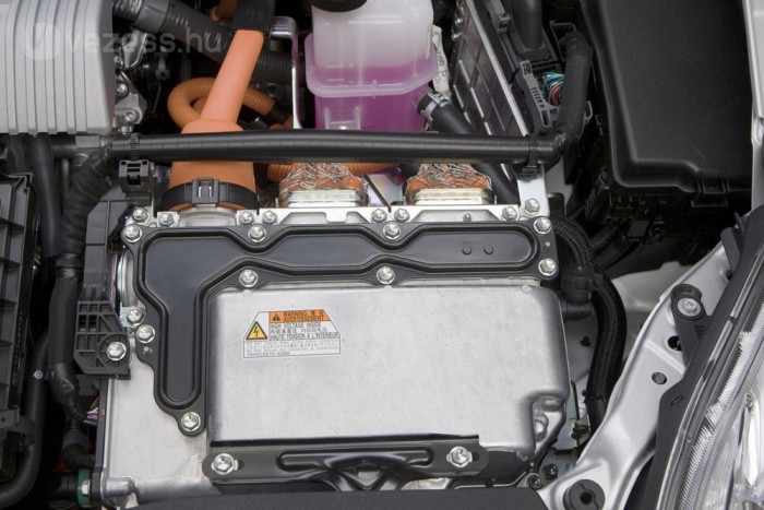 A nikkel fémhidrid helyett a másik két autóhoz hasonló lítium-ion akkujával tér el az alap hibridtől a plug-in Prius